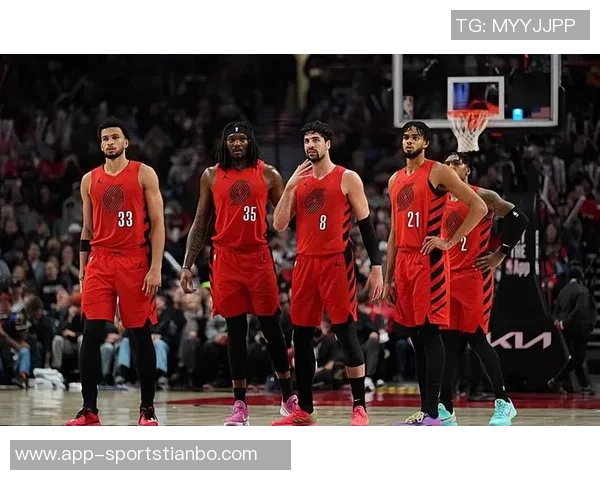 开拓者官方分享凯勒布乐福离开球馆时携篮球的温馨瞬间